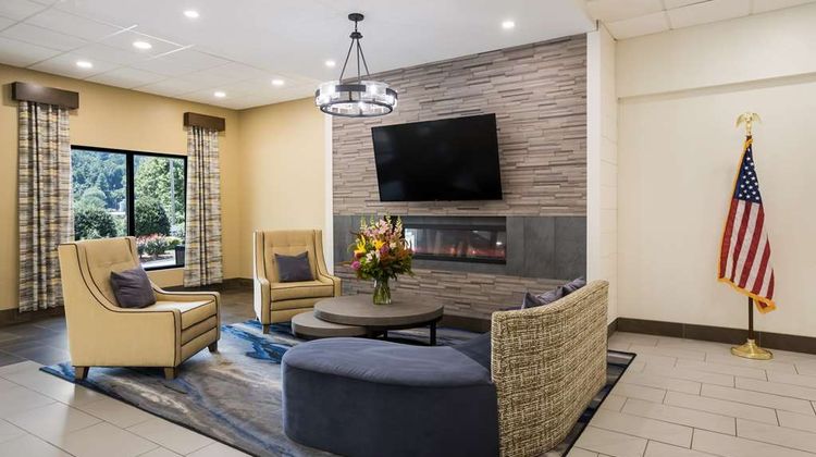 Clarion Pointe Sylva Lobby
