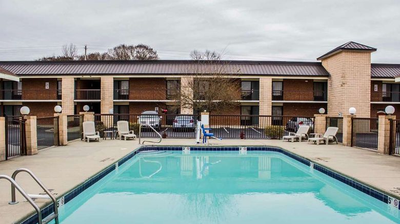 <b>Quality Inn Kinston Pool</b>. Images powered by <a href="https://iceportal.shijigroup.com/" title="IcePortal" target="_blank">IcePortal</a>.