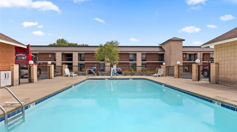 <b>Quality Inn Kinston Pool</b>. Images powered by <a href="https://iceportal.shijigroup.com/" title="IcePortal" target="_blank">IcePortal</a>.
