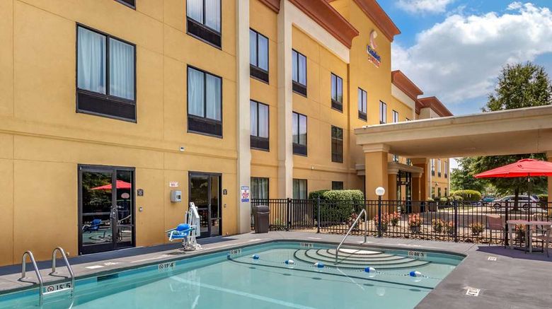 <b>Comfort Suites Pool</b>. Images powered by <a href="https://iceportal.shijigroup.com/" title="IcePortal" target="_blank">IcePortal</a>.