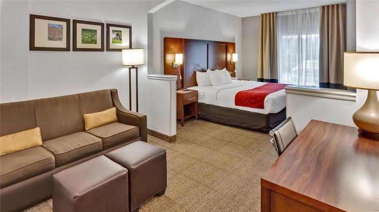 <b>Comfort Suites Suite</b>. Images powered by <a href="https://iceportal.shijigroup.com/" title="IcePortal" target="_blank">IcePortal</a>.