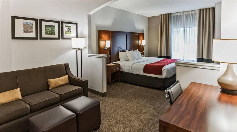 <b>Comfort Suites Suite</b>. Images powered by <a href="https://iceportal.shijigroup.com/" title="IcePortal" target="_blank">IcePortal</a>.