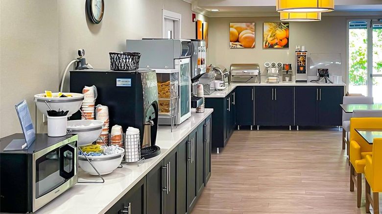<b>Comfort Suites Restaurant</b>. Images powered by <a href="https://iceportal.shijigroup.com/" title="IcePortal" target="_blank">IcePortal</a>.