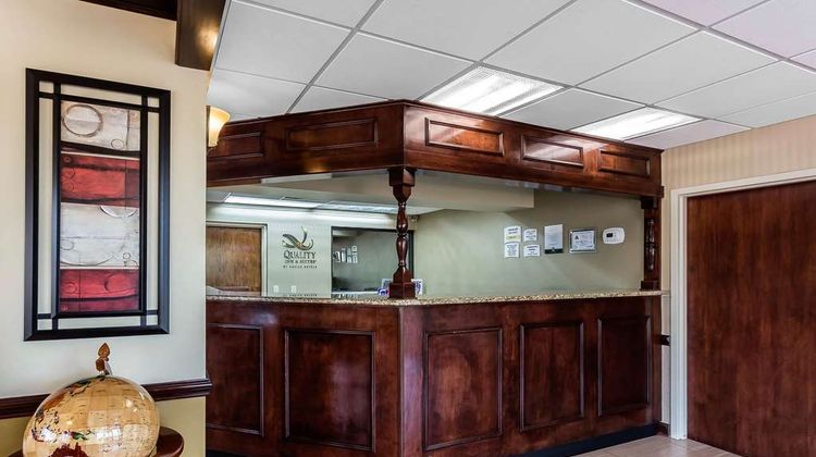 Quality Inn & Suites Mooresville Lobby