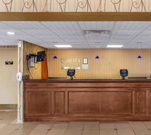 Quality Inn & Suites Airpark East Lobby