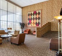 Quality Inn & Suites Airpark East Lobby