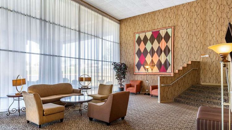Quality Inn & Suites Airpark East Lobby