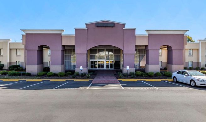 Quality Inn & Suites Airpark East Exterior
