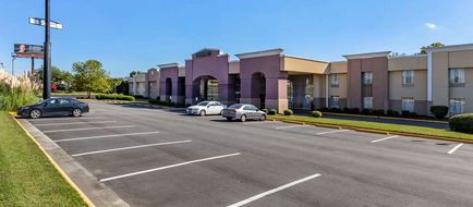 Quality Inn & Suites Airpark East Exterior