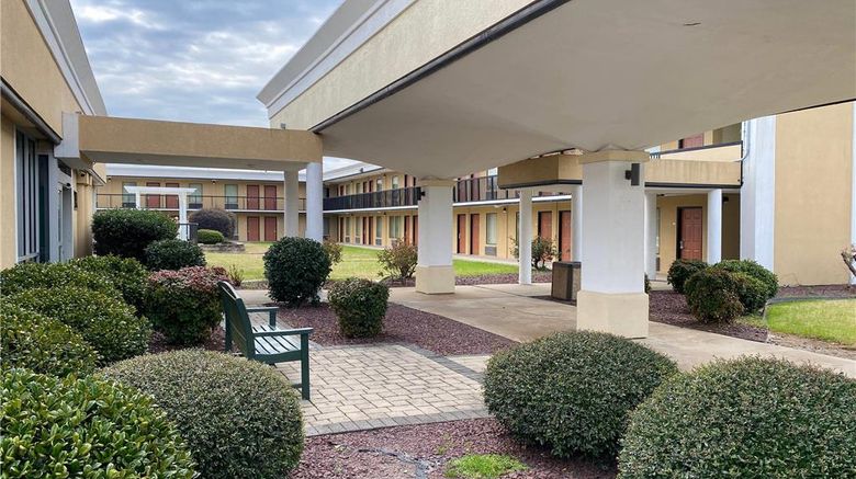 <b>Quality Inn Elizabeth City Exterior</b>. Images powered by <a href="https://iceportal.shijigroup.com/" title="IcePortal" target="_blank">IcePortal</a>.
