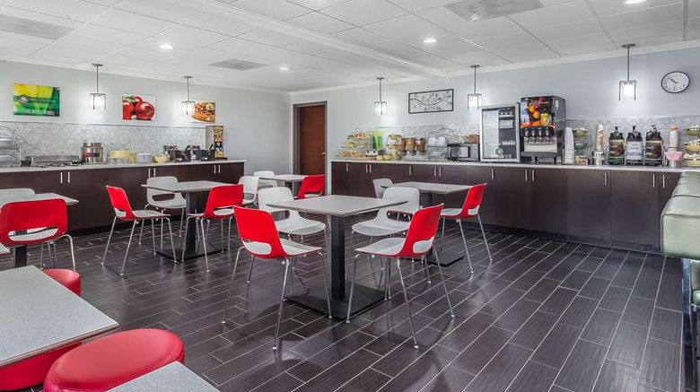 <b>Quality Suites Pineville–Charlotte Restaurant</b>. Images powered by <a href="https://iceportal.shijigroup.com/" title="IcePortal" target="_blank">IcePortal</a>.