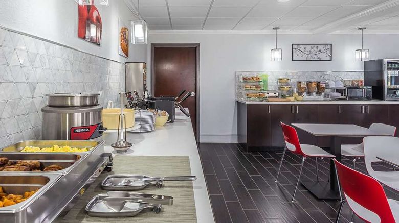 <b>Quality Suites Pineville–Charlotte Restaurant</b>. Images powered by <a href="https://iceportal.shijigroup.com/" title="IcePortal" target="_blank">IcePortal</a>.