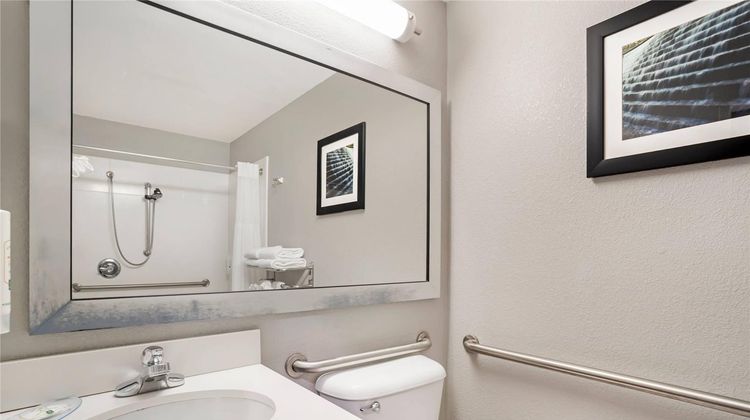 Quality Suites Pineville–Charlotte Room