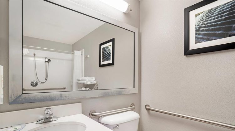 Quality Suites Pineville–Charlotte Room