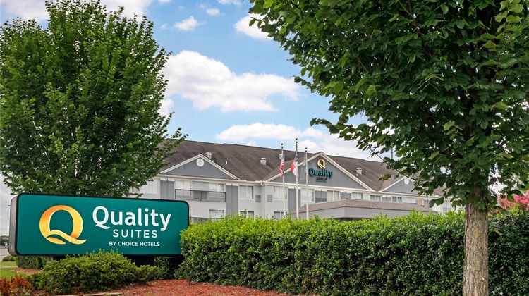 Quality Suites Pineville–Charlotte Exterior