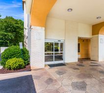Quality Inn Exterior