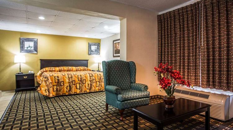Econo Lodge Suite