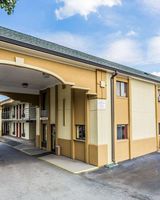 Econo Lodge Inn & Stes Matthew-Charlotte