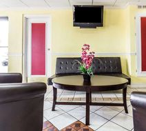 Econo Lodge Inn & Stes Matthew-Charlotte Lobby