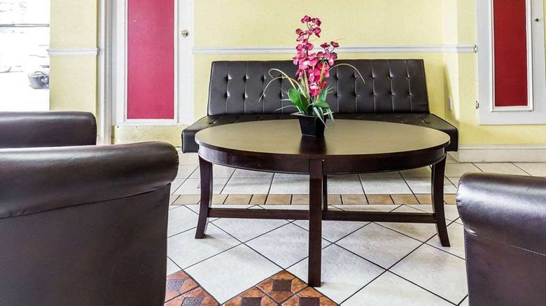 <b>Econo Lodge Inn & Stes Matthew-Charlotte Lobby</b>. Images powered by <a href="https://iceportal.shijigroup.com/" title="IcePortal" target="_blank">IcePortal</a>.