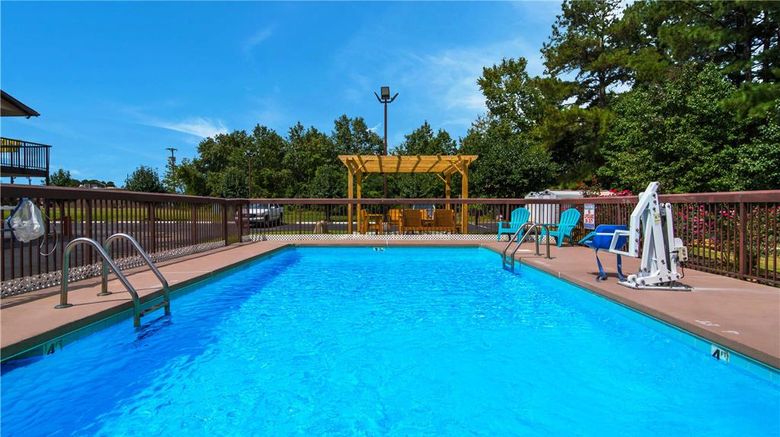 <b>Econo Lodge Battleboro Pool</b>. Images powered by <a href="https://iceportal.shijigroup.com/" title="IcePortal" target="_blank">IcePortal</a>.