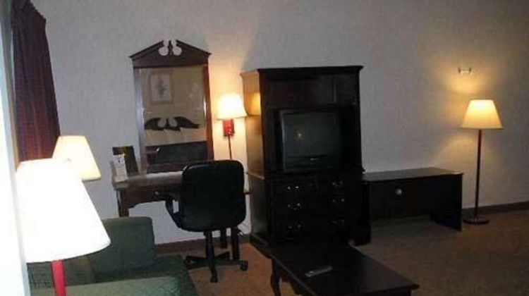 Quality Inn & Suites Thomasville Suite