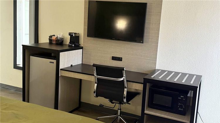 Quality Inn & Suites Thomasville Room