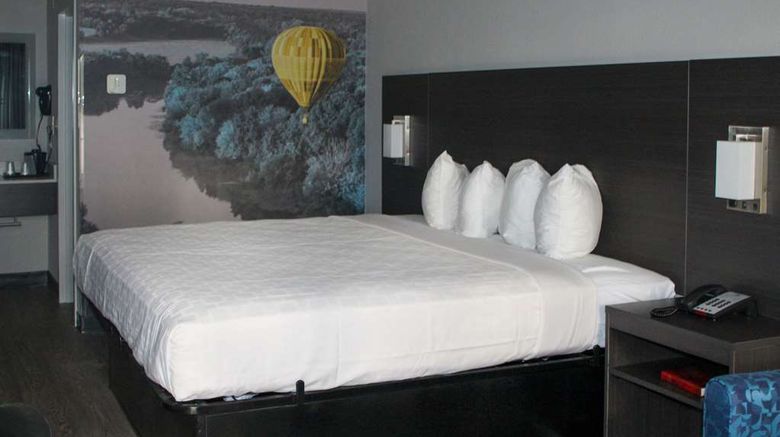 <b>Clarion Pointe Statesville Room</b>. Images powered by <a href="https://iceportal.shijigroup.com/" title="IcePortal" target="_blank">IcePortal</a>.