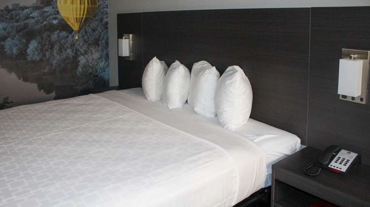 Clarion Pointe Statesville Room