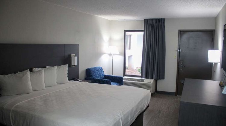 Clarion Pointe Statesville Room