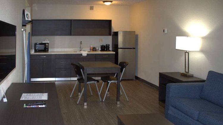 Clarion Pointe Statesville Room