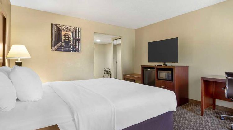 Clarion Pointe Durham Room