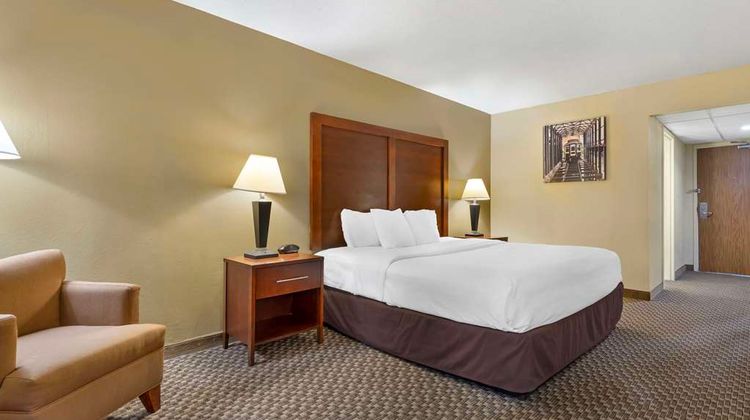 Clarion Pointe Durham Room
