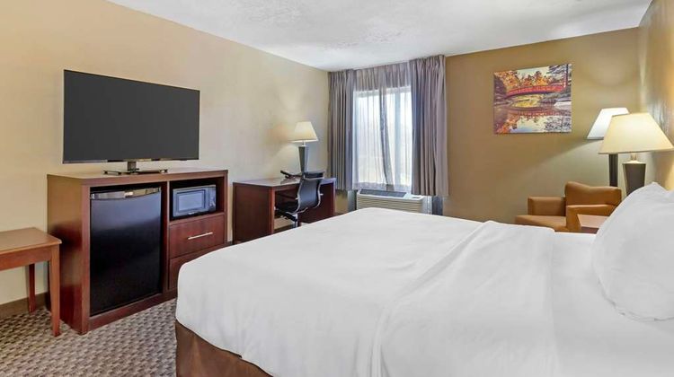 Clarion Pointe Durham Room