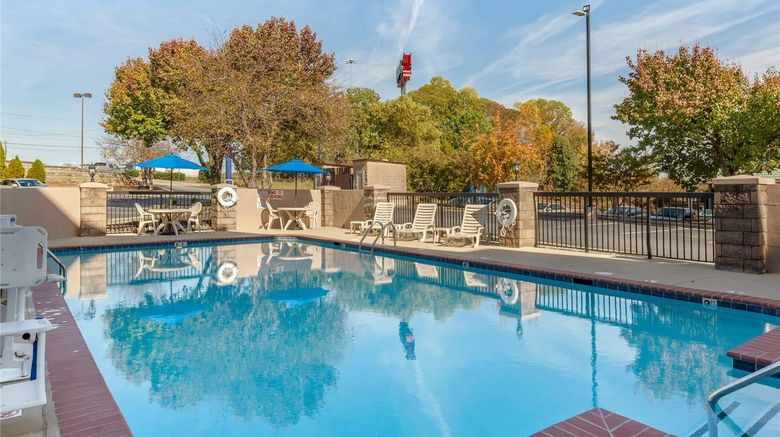<b>Comfort Inn Pool</b>. Images powered by <a href="https://iceportal.shijigroup.com/" title="IcePortal" target="_blank">IcePortal</a>.
