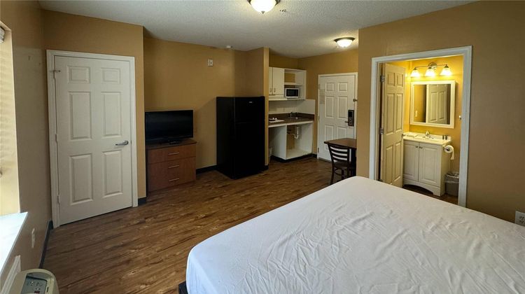Suburban Studios Room