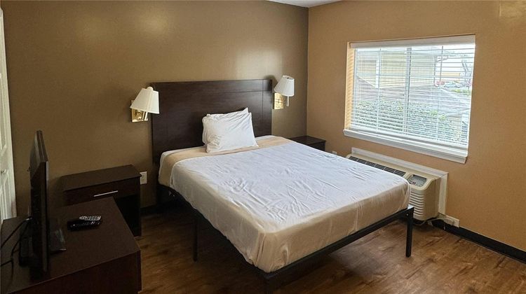 Suburban Studios Room