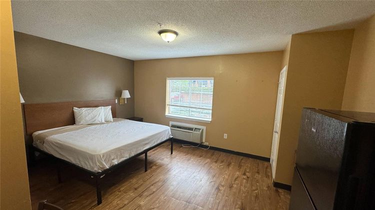 Suburban Studios Room