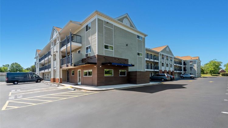 Suburban Studios Charlotte - Ballantyne Exterior