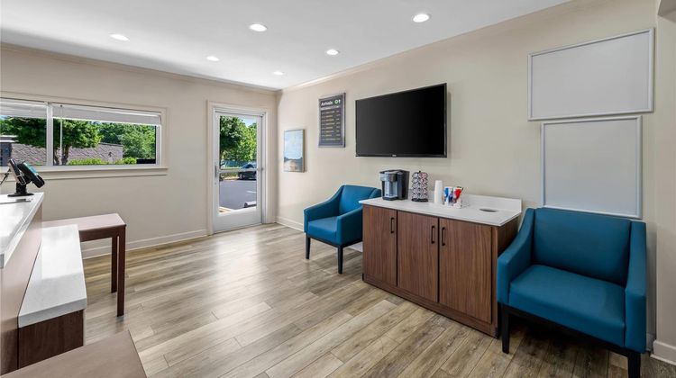 Suburban Studios Charlotte - Ballantyne Lobby