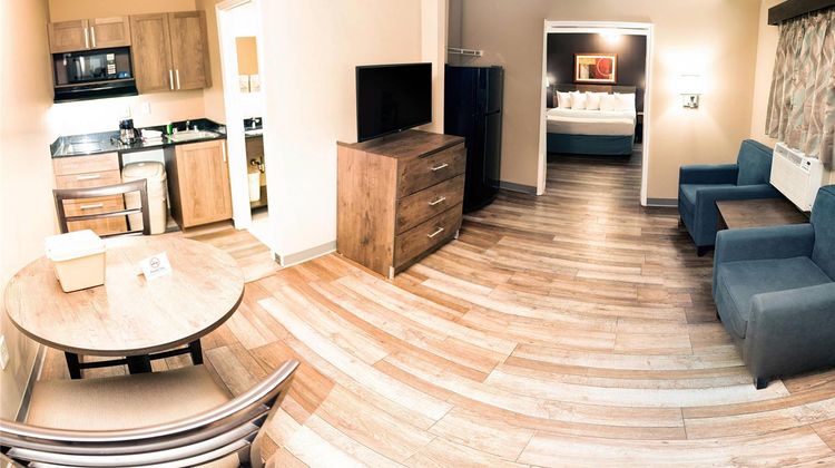 Suburban Studios Charlotte - Ballantyne Suite