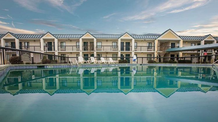 Quality Inn & Suites Pool