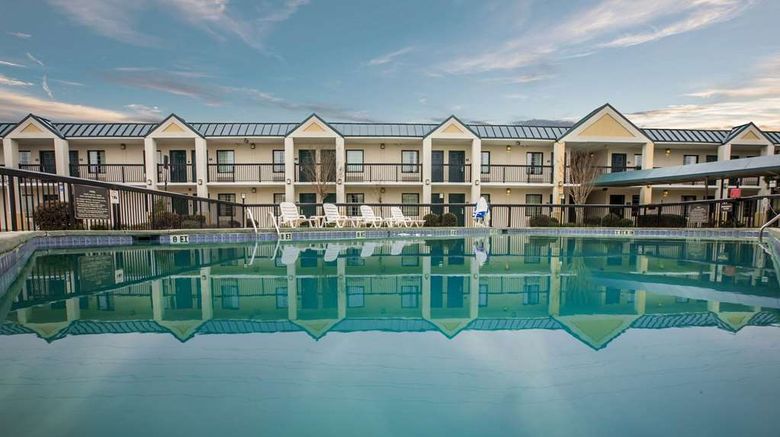 <b>Quality Inn & Suites Pool</b>. Images powered by <a href="https://iceportal.shijigroup.com/" title="IcePortal" target="_blank">IcePortal</a>.