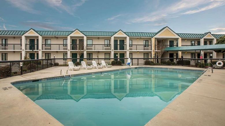 <b>Quality Inn & Suites Pool</b>. Images powered by <a href="https://iceportal.shijigroup.com/" title="IcePortal" target="_blank">IcePortal</a>.