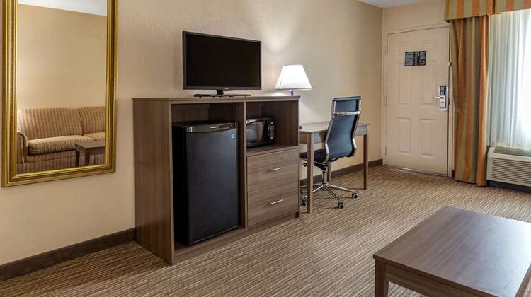 Quality Inn & Suites Suite