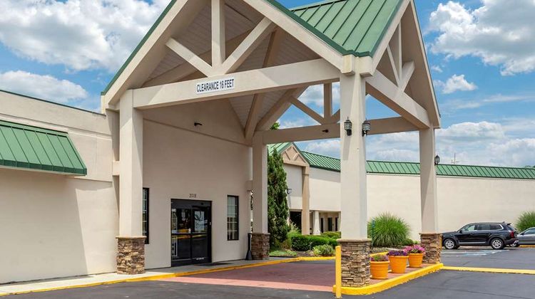 Quality Inn & Suites Exterior