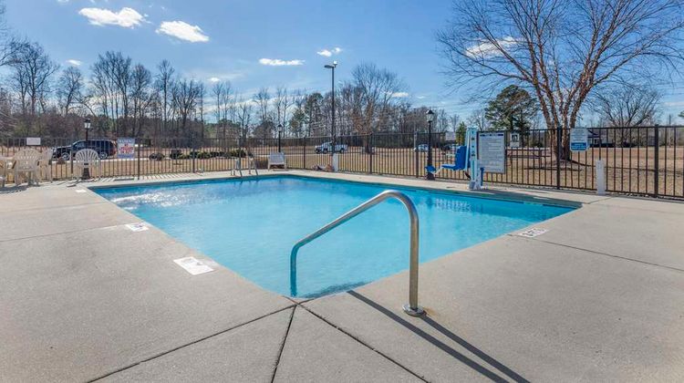Comfort Suites Wilson I-95 Pool