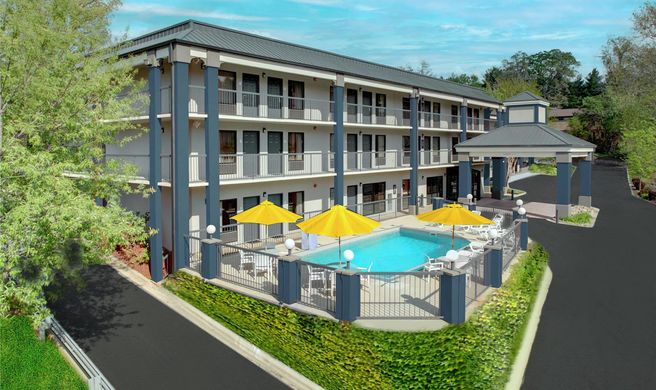 Clarion Pointe Biltmore Village Exterior