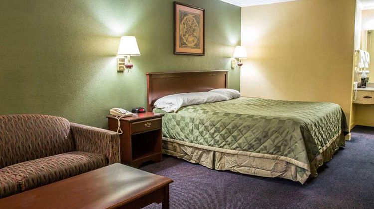 Rodeway Inn & Suites Room