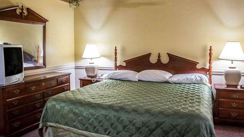 <b>Rodeway Inn & Suites Suite</b>. Images powered by <a href="https://iceportal.shijigroup.com/" title="IcePortal" target="_blank">IcePortal</a>.